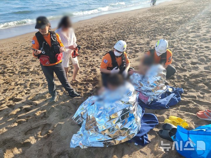 [제주=뉴시스] 제주소방안전본부가 14일 오후 서귀포시 중문색달해수욕장에서 바다에 빠진 10대 2명을 구조하고 있다. (사진=제주소방안전본부 제공) 2025.06.14. photo@newsis.com
