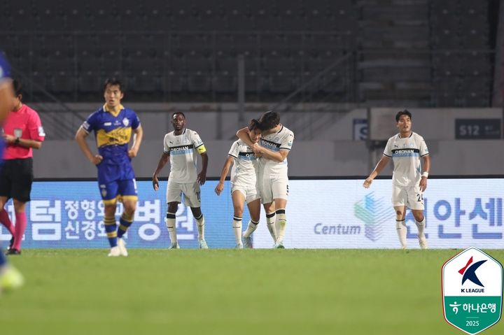 [서울=뉴시스]K리그2 최하위 천안, 13경기 만에 승리. (사진=한국프로축구연맹 제공)