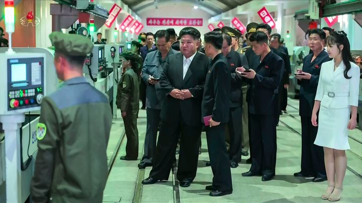 [서울=뉴시스] 북한 조선중앙TV가 북한 김정은 국무위원장이 13일 중요군수공업기업소를 현지지도했다고 14일 보도했다. 방송은 이 기업소의 이름과 위치는 밝히지 않았다. (사진=조선중앙TV 캡처) 2025.06.14. photo@newsis.com *재판매 및 DB 금지