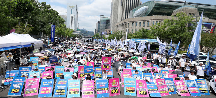 [서울=뉴시스] 추상철 기자 = 거룩한방파제 통합국민대회 준비위원회가 14일 오후 서울 중구 서울시의회 인근에서 동성애 퀴어축제와 차별금지법 제정 시도에 반대하는 '거룩한방파제 통합국민대회'를 하고 있다. 2025.06.14. scchoo@newsis.com