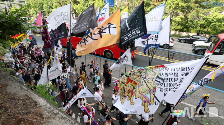 [서울=뉴시스] 김선웅 기자 = 14일 서울 중구 을지로 일대에서 열린 제26회 서울퀴어문화축제 참가자들이 퀴어퍼레이드를 하고 있다. 2025.06.14. mangusta@newsis.com