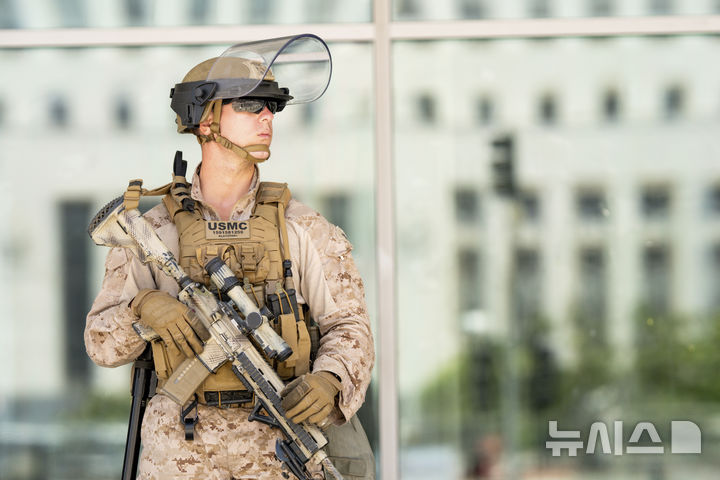 [로스앤젤레스+AP/뉴시스] 지난달 14일(현지시각) 미 로스앤젤레스에서 한 해병이 연방 건물을 경비하고 있다. 캘리포니아에 이어 두번째로 플로리다에 연방 해병 병력이 이민단속지원을 위해 파견된다. 2025.7.5.