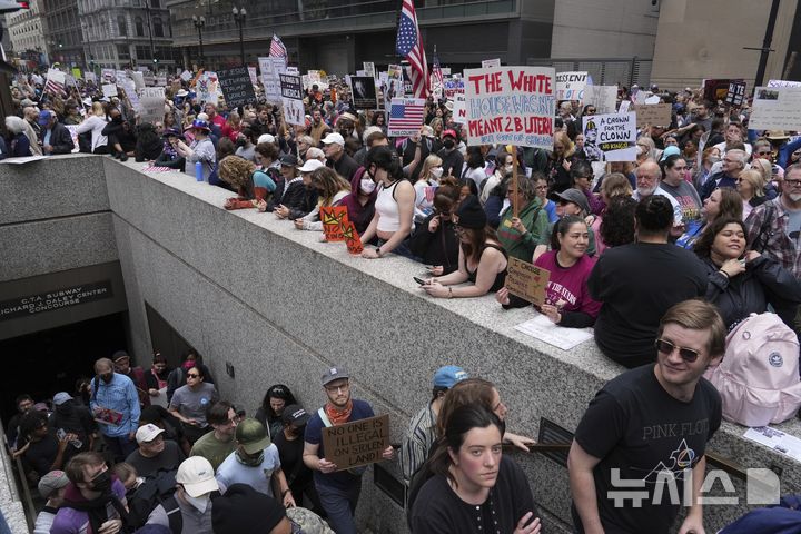 [시카고=AP/뉴시스] 지난달 14일(현지 시간) 미 일리노이주 시카고에서 '노 킹스(No Kings)' 시위 참가자들이 각종 손팻말을 들고 시위하고 있다. 2025.07.04.