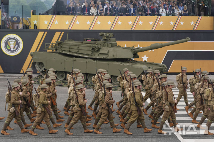 [워싱턴=AP/뉴시스] 제1차 세계대전 당시의 군복을 입은 미 육군 제82공수사단 소속 병사들이 14일(현지 시간) 워싱턴에서 도널드 트럼프 대통령이 지켜보는 가운데 육군 창설 250주년을 기념하는 행진을 하고 있다. 이날은 트럼프 대통령의 79번째 생일과도 겹쳤다. 2025.06.15.