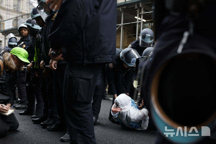 [뉴욕=AP/뉴시스] 14일(현지 시간) 미국 뉴욕에서 경찰이 ‘노 킹스(No Kings)’ 시위 참가자를 체포하고 있다. 미 전역에서 트럼프 대통령의 권위주의적 국정운영을 비판하는 '노 킹스(No Kings)' 시위가 이어지고 있다. 2025.06.15.