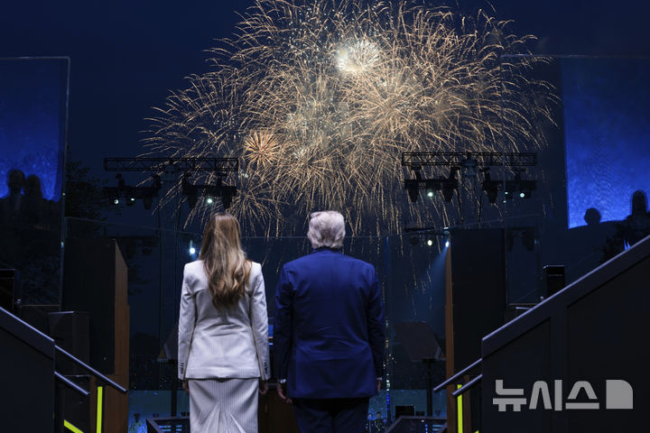 [워싱턴=AP/뉴시스] ﻿﻿미국 국립공원관리청(NPS)이 내년부터 주요 흑인 민권 기념일인 마틴 루서 킹 주니어(MLK) 기념일과 준틴스(Juneteenth)를 무료입장일 목록에서 제외하고, 도널드 트럼프 대통령의 생일을 새롭게 포함하기로 해 논란이 일고 있다. 사진은 트럼프 대통령과 부인 멜라니아 여사가 지난 6월14일 미국 워싱턴DC에서 열린 미 육군 250주년 군사 퍼레이드 말미 불꽃놀이를 지켜보는 모습. 2025.12.07