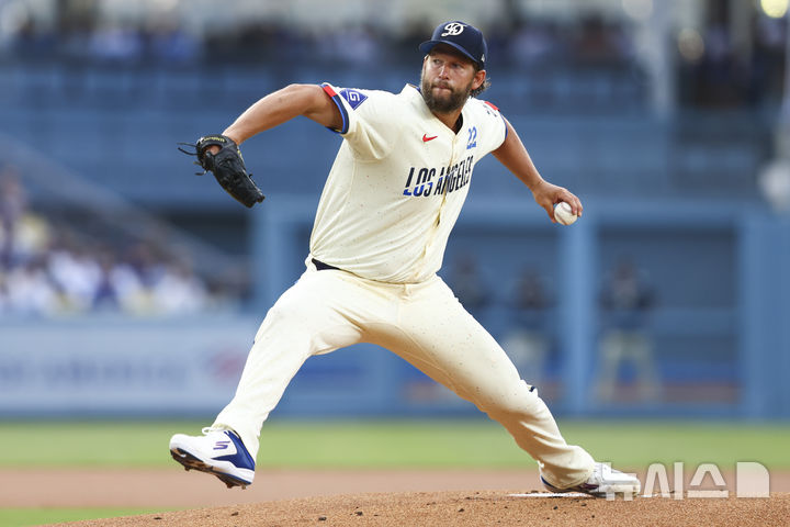 [로스앤젤레스=AP/뉴시스] 미국 메이저리그(MLB) LA 다저스의 클레이튼 커쇼가 14일(현지 시간) 미국 캘리포니아주 로스앤젤레스의 다저스타디움에서 열린 샌프란시스코 자이언츠와의 경기에 선발 등판해 공을 던지고 있다. 2025.06.15.