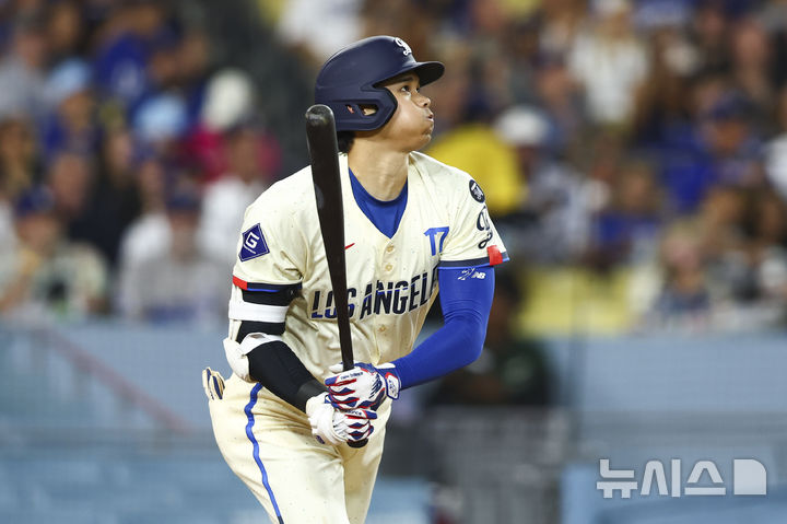 [로스앤젤레스=AP/뉴시스] LA 다저스의 오타니 쇼헤이가 15일(한국 시간) 미국 캘리포니아주 로스앤젤레스의 다저스타디움에서 벌어진 2025 MLB 샌프란시스코 자이언츠와의 경기에서 6회말 솔로 홈런을 때려낸 뒤 타구를 바라보고 있다. 2025.06.15