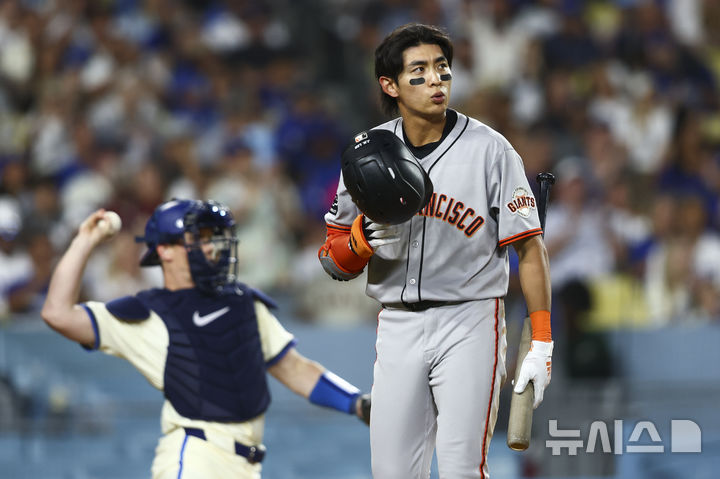 [로스엔젤레스=AP/뉴시스] 샌프란시스코 자이언츠의 이정후가 15일(한국 시간) 미국 캘리포니아주 로스앤젤레스의 다저스타디움에서 열린 LA 다저스와의 경기에 1번 타자 중견수로 선발 출전해 6회초 무사 1루에서 삼진을 당한 뒤 더그아웃으로 향하고 있다. 2025.06.15.