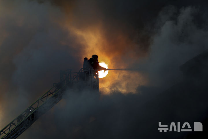 [자포리자=AP/뉴시스]지난 14일 우크라이나 자포리자에서 러시아의 드론 공습 현장에 구조요원이 투입된 모습. 2025.06.16.