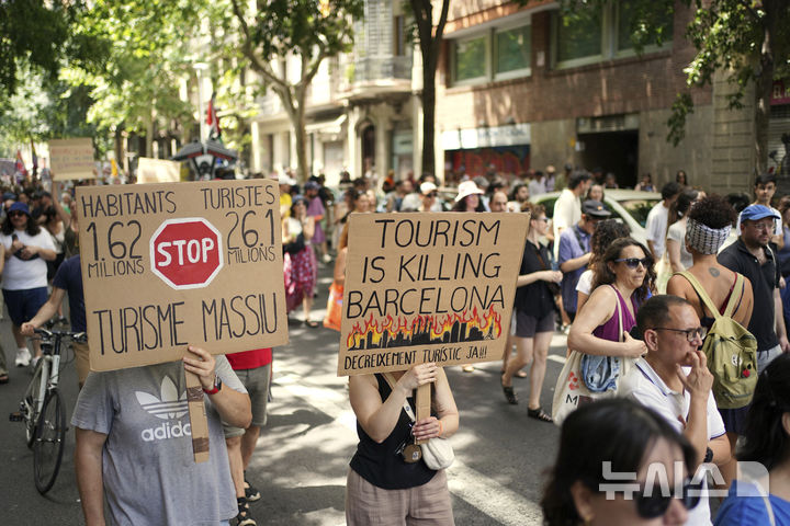 <font style="vertical-align: inherit;"><font style="vertical-align: inherit;">[바르셀로나=AP/뉴시스] 15일(현지 시간) 스페인 바르셀로나에서 오버투어리즘(과잉 관광)에 항의하는 시위가 열리고 있다. 2025.06.16.</font></font>