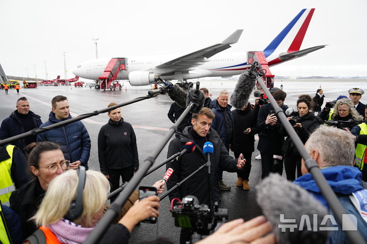 [누크=AP/뉴시스] 에마뉘엘 마크롱 프랑스 대통령이 15일(현지시간) 그린란드 누크를 방문해 취재진의 질문에 답하고 있다. 2025.06.16.