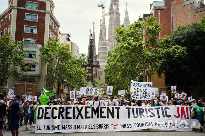 <font style="vertical-align: inherit;"><font style="vertical-align: inherit;">[바르셀로나=AP/뉴시스] 15일(현지 시간) 스페인 바르셀로나에서 오버투어리즘(과잉 관광)에 항의하는 시위가 열리고 있다. 2025.06.16.</font></font>