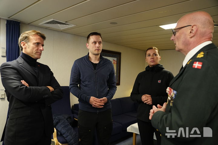 <font style="vertical-align: inherit;"><font style="vertical-align: inherit;">[누크=AP/뉴시스] 에마뉘엘 마크롱(왼쪽) 프랑스 대통령이 15일(현지시간) 그린란드 누크에서 덴마크 호위함 F363에 승선해 옌스 프레데릭 닐센(가운데) 그린란드 총리, 메테 프레데릭센 덴마크 총리와 함께 북극 사령부 사령관 소에렌 안데르센 소장으로부터 브리핑을 받고 있다. 2025.06.16.</font></font>