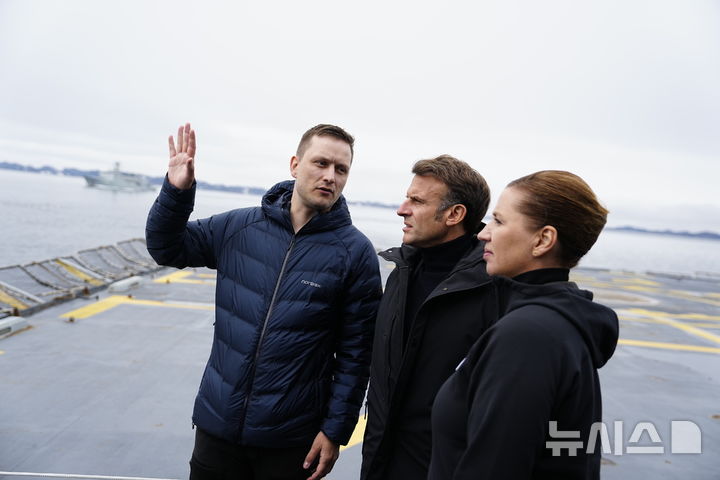 <font style="vertical-align: inherit;"><font style="vertical-align: inherit;">[누크=AP/뉴시스] 에마뉘엘 마크롱(가운데) 프랑스 대통령이 15일(현지시간) 그린란드 누크에서 덴마크 호위함 F363에 승선해 옌스 프레데릭 닐센(왼쪽) 그린란드 총리, 메테 프레데릭센 덴마크 총리와 대화하고 있다. 2025.06.16.</font></font>