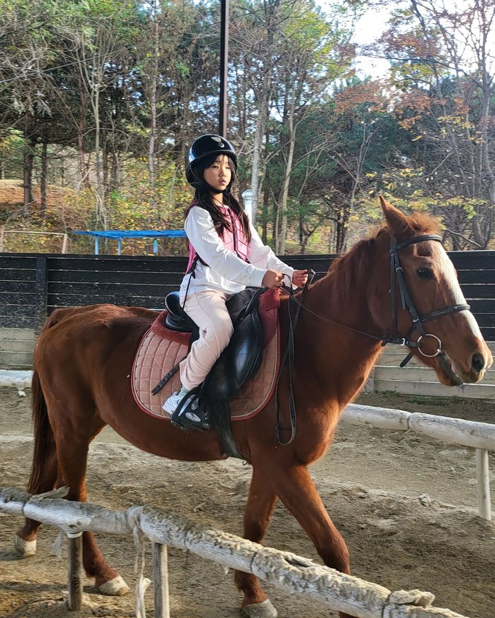  [예천=뉴시스] 예천군 한 학생이 승마체험을 하고 있다. (사진=예천군 제공) 2025.06.15. photo@newsis.com *재판매 및 DB 금지