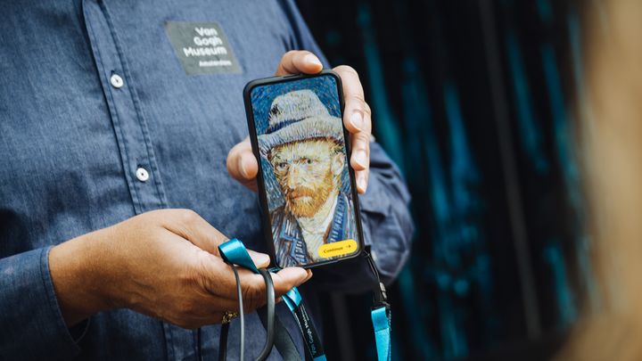 삼성전자는 네덜란드 암스테르담에 위치한 '반고흐 미술관(Van Gogh Museum)'과 3년간 파트너십을 체결했다고 15일 밝혔다. 사진은 반고흐 미술관의 오디오 가이드 기기로 사용되는 갤럭시 S25 플러스를 사용 중인 모습. (사진=삼성전자 제공) *재판매 및 DB 금지