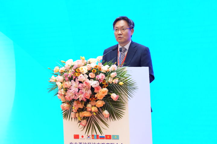 [안동=뉴시스] 강창희 경북도 국제관계 대사가 제15차 NEAR 총회가 열리는 중국 랴오닝성에서 지난 12일 열린 지사·성장 회의에서 한국 대표로 참석해 이철우 도지사의 축사를 대독하고 있다. (사진=경북도 제공) 2025.06.15. photo@newsis.com *재판매 및 DB 금지