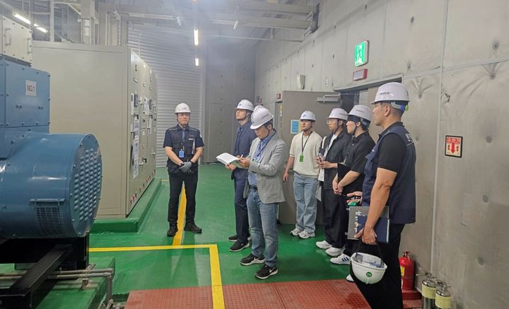 [인천=뉴시스] 인천항만공사 안전점검반과 인천대학교 이민철 교수 및 화재·연소공학 연구실 학생들이 인천항 국제여객터미널 소방시설을 점검하고 있다. (사진=IPA 제공) 2025.06.15. photo@newsis.com&nbsp; *재판매 및 DB 금지