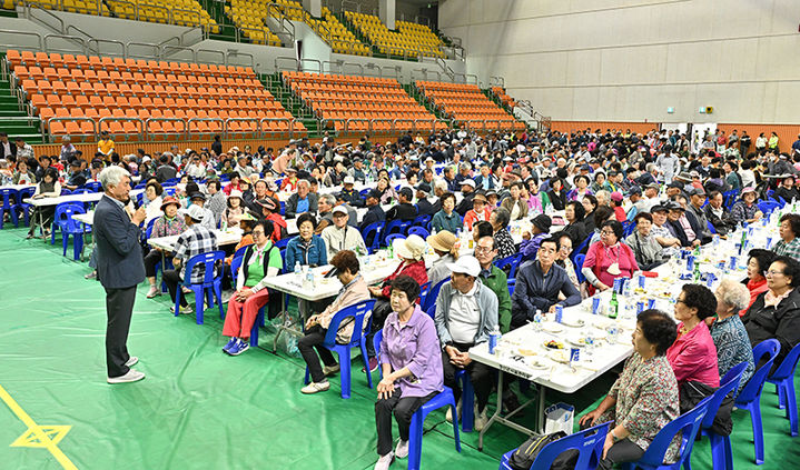 정선종합경기장 실내체육관에서 열린 제4회 어르신 한마당 체육대회.(사진=정선군 제공) *재판매 및 DB 금지