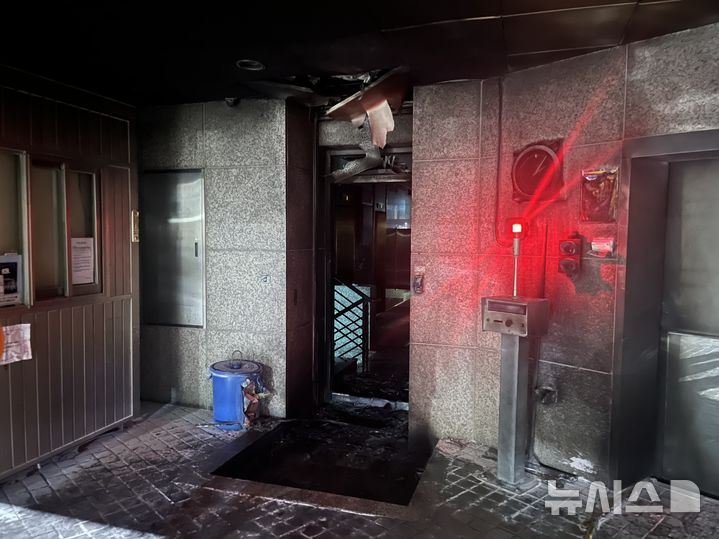 [청주=뉴시스] 15일 충북 청주시 상당구의 한 복합주거단지 지하주차장 입구에서 방화로 추정되는 화재가 발생했다. (사진= 청주동부소방서 제공) 2025.06.15. photo@newsis.com *재판매 및 DB 금지