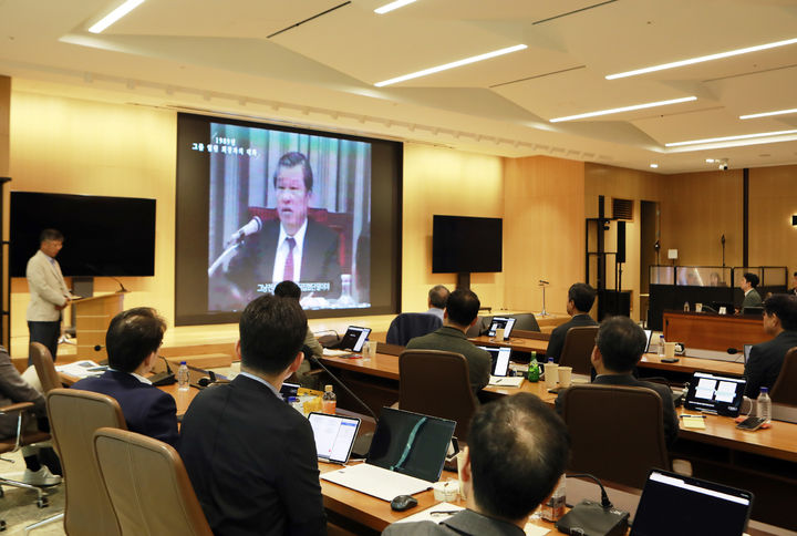 [서울=뉴시스] 2025 SK 경영전략회의에 참여한 SK 경영진이 화면을 통해 고(故) 최종현 선대회장의 육성을 듣는 모습. (사진=SK) 2025.06.15 photo@newsis.com *재판매 및 DB 금지&nbsp; *재판매 및 DB 금지