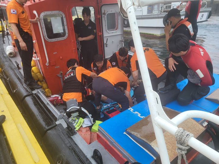 [제주=뉴시스] 15일 오전 6시9분께 서귀포시 서귀동 새섬 인근에서 60대 남성 A씨가 파도에 휩쓸려 바다에 빠졌다는 신고가 접수돼 소방 관계자들이 구조하고 있다. (사진=제주도소방안전본부 제공) 2025.06.15. photo@newsis.com *재판매 및 DB 금지
