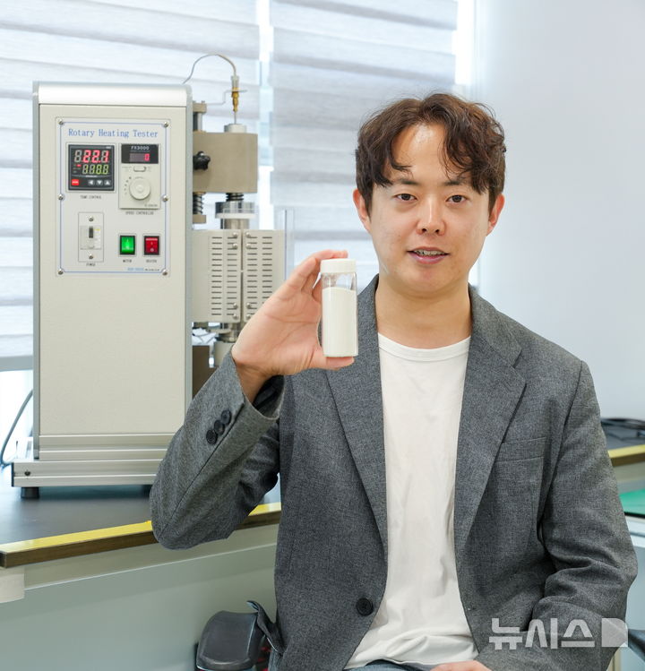 [창원=뉴시스]한국전기연구원(KERI) 절연재료연구센터 유승건 박사. 유 박사 팀은 UNIST 이동욱 교수팀, KIST 전승렬 박사팀, 펜실베이니아대학교 Shu Yang 교수팀과 단순한 기계적 충돌만으로 무기 나노입자를 고분자 마이크로입자 표면에 부착시킬 수 있는 ‘복합입자 합성 기술’ 개발에 성공했다.(사진=한국전기연구원 제공) 2025.06.16. photo@newsis.com