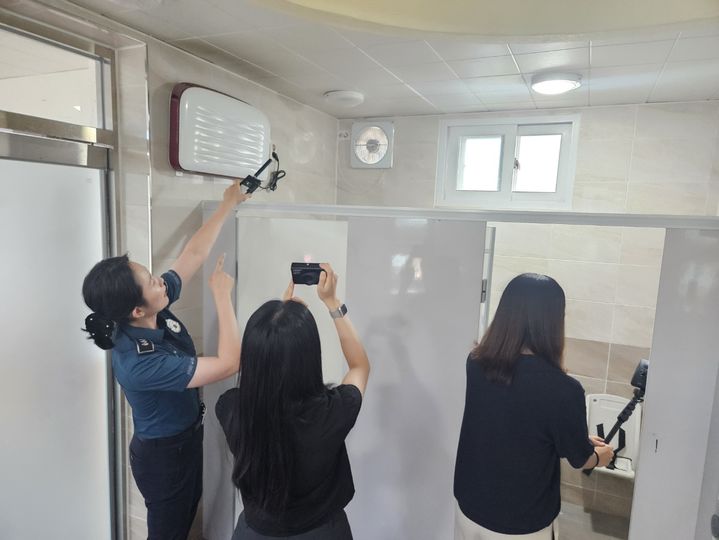 보은지역 공중화장실 불법촬영카메라 합동점검(사진=보은군 제공) *재판매 및 DB 금지