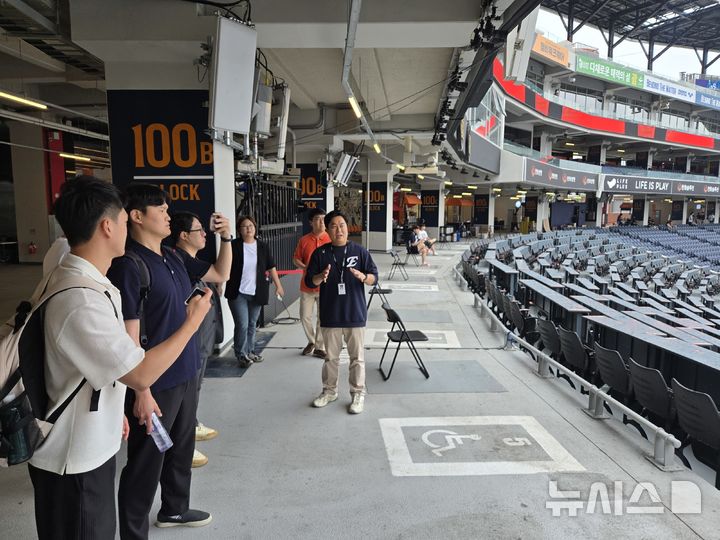 [청주=뉴시스] 13일 대전한화생명볼파크에서 진행된 '2025 충북기자협회 체육기자 세미나'의 참가자들이 구단 관계자로부터 구장 소개를 듣고 있다. (사진=충북기자협회 제공) 2025.05.13. photo@newsis.com