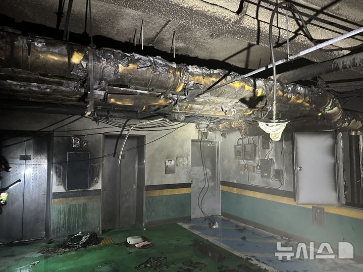 [청주=뉴시스] 15일 충북 청주시 상당구의 한 복합주거단지 지하주차장에서 방화로 추정되는 화재가 발생했다. (사진= 청주동부소방서 제공) 2025.06.15. photo@newsis.com *재판매 및 DB 금지