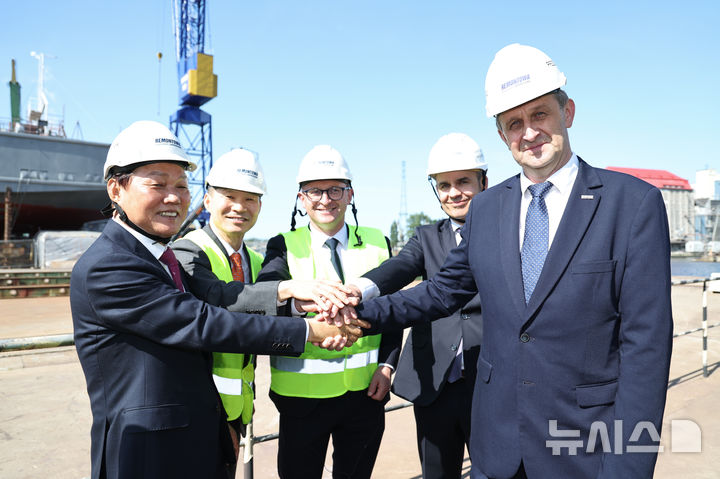 [폴란드=뉴시스]박완수(맨 왼쪽부터) 경남도지사가 지난 13일(현지시각) 오후 폴란드 포모르스키에주에 있는 레몬토바 조선소를 방문해 박성우 한화오션 상무, 마르친 스퀴에라프스키 포모르스키에주 부총리, 바르트워미에이 포미에르스키 레몬토바 조선소 부사장, 다리우쉬 야구셰프스키 레몬토바 조선소 최고경영자(CEO)와 기념촬영하고 있다.(사진=경남도 제공) 2205.06.15. photo@newsis.com