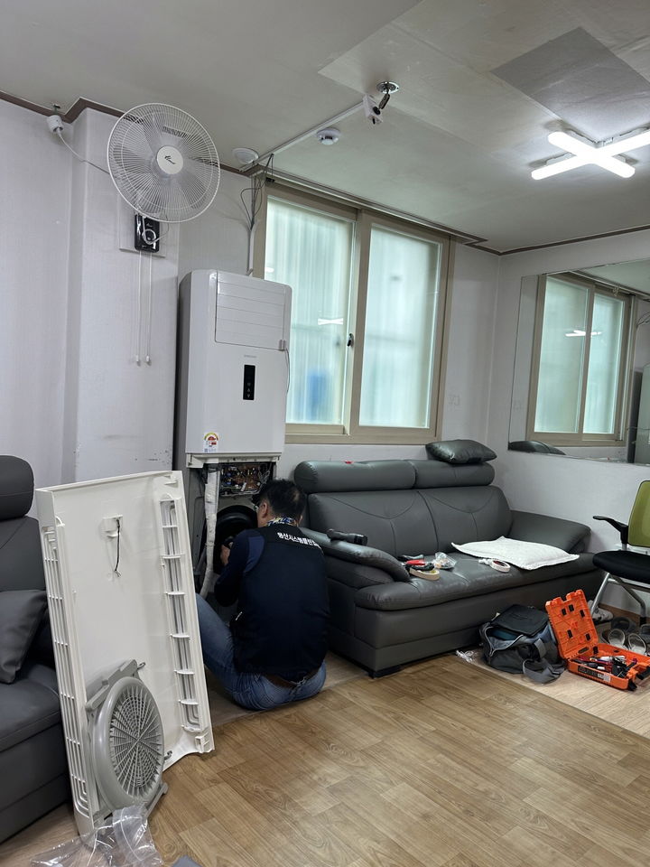 [서울=뉴시스] 냉방기 전수점검. 2025.06.15. (사진=용산구 제공) *재판매 및 DB 금지