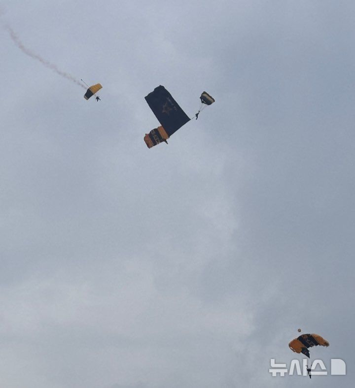 [워싱턴=뉴시스]이윤희 특파원 = 14일(현지 시간) 미국 워싱턴DC에서 개최된 미 육군 창설 250주년 군사 퍼레이드에서 미 육군 '골든 나이츠'의 낙하산 시범이 이뤄지고 있다. 2025.06.15. 