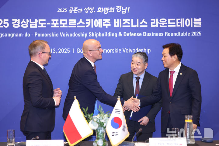 [폴란드=뉴시스] 지난 13일(현지시각) 저녁 폴란드 포모르스키에주에서 열린 '경남-포모르스키에주 조선·방산 비즈니스 교류회'에 참석한 박완수(맨 오른쪽) 경남도지사가 포모르스키에주 개발청 표토르 체호비치 부사장과 악수하고 있다. 맨 왼쪽은 마르친 스퀴에라프스키 부총리, 오른쪽 두 번째는 경남조선해양기자재협동조합 나영우 이사장.(사진=경남도 제공) 2025.06.15. photo@newsis.com