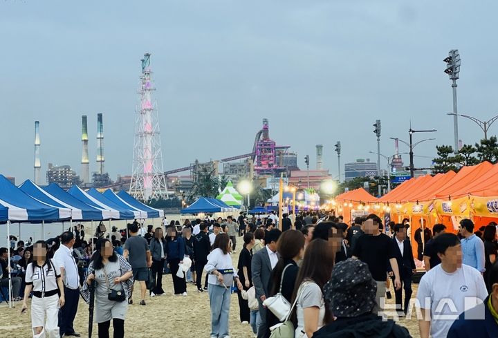 [포항=뉴시스] 송종욱 기자 = 경북 포항시가 대표 야간 관광 콘텐츠로 육성 중인 '포항송도포장마차(포송마차)'를 20~21일 송도해수욕장 일원에서 개최해 다양한 문화 공연과 이벤트를 펼친다. 사진은 13~14일 송도해수욕장 일원에서 열린 '포송마차' 전경. (사진=포항시 제공) 2025.06.15. photo@newsis.com