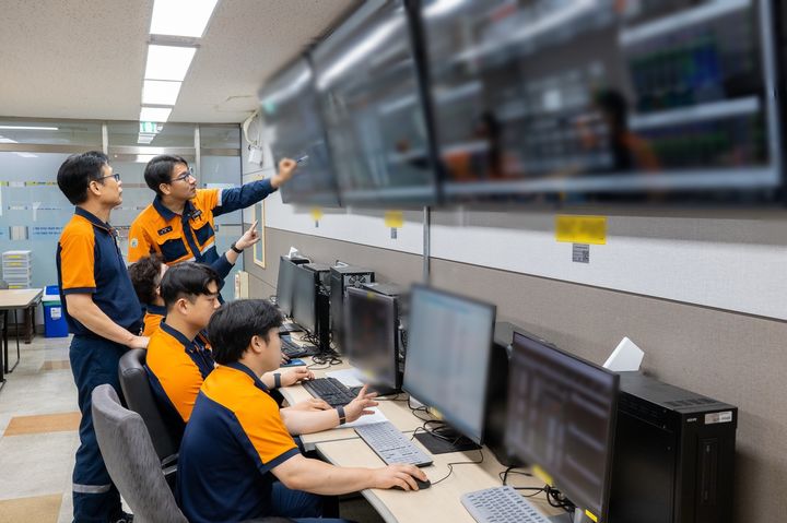 [광양=뉴시스] 설비부문 수평전개 활성화 발표대회에 참가한 광양제철소 연주정비섹션 직원들이 센서에 투입되는 질소 사용량을 실시간으로 모니터링하고 있다. (사진=광양제철소 제공) 2025.06.15. photo@newsis.com *재판매 및 DB 금지