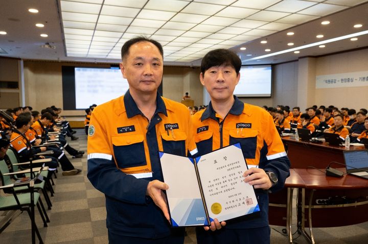 [광양=뉴시스] '설비부문 수평전개 활성화 발표대회' 시상식에서 최우수상을 수상한 제강설비부 연주정비섹션을 대표해 이정현 파트장(왼쪽)과 고재윤 광양제철소장이 기념사진을 촬영하고 있다. (사진=광양제철소 제공) 2025.06.15. photo@newsis.com *재판매 및 DB 금지