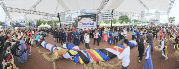 [울산=뉴시스] 구미현 기자 = 지난 13일부터 사흘간 울산 중구 원도심과 태화강변에서 ‘2025 태화강마두희축제’가 열렸다. 14일 열린 동대항 큰줄당기기 모습. (사진=울산 중구 제공) 2025.06.15. photo@newsis.com *재판매 및 DB 금지