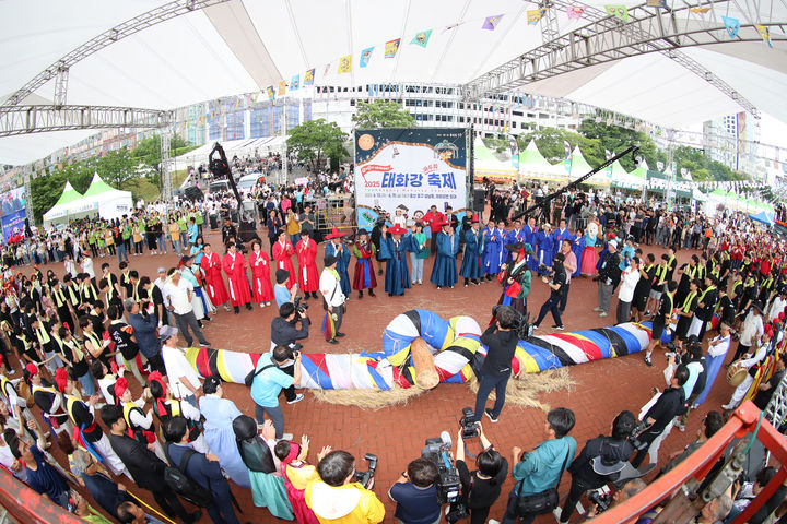 [울산=뉴시스] 지난 13일부터 사흘간 울산 중구 원도심과 태화강변에서 '태화강마두희축제'가 열렸다. 지난 6월14일 열린 동대항 큰줄당기기 모습. (사진=울산 중구 제공) 2025.06.15. photo@newsis.com *재판매 및 DB 금지