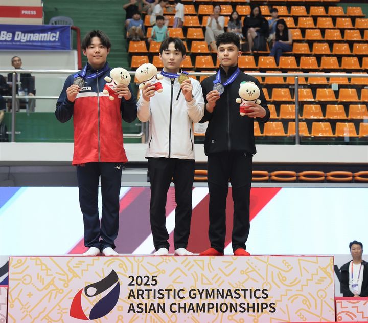 [서울=뉴시스] 남자 기계체조 차예준(가운데)이 8일 충북 제천의 제천체육관에서 열린 2025 기계체조 아시아선수권대회 남자 주니어 링 결승에서 금메달을 획득했다. (사진=대한체조협회 제공) 2025.06.08. *재판매 및 DB 금지