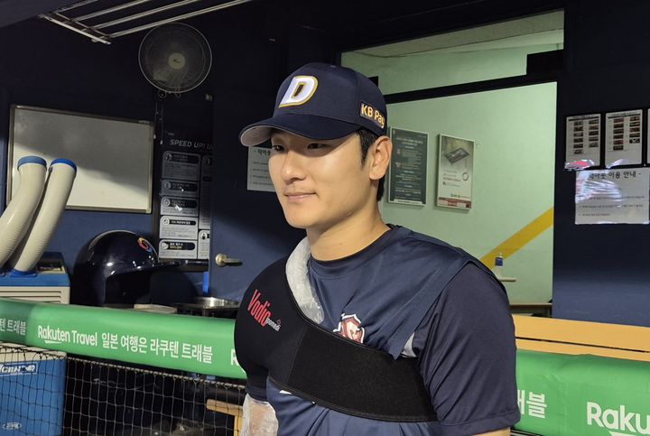 [서울=뉴시스] 문채현 기자 = 프로야구 두산 베어스의 곽빈이 15일 잠실구장에서 열린 2025 신한 쏠뱅크 KBO리그 키움 히어로즈전에서 승리를 거둔 뒤 취재진과 인터뷰를 하고 있다. 2025.06.15. dal@newsis.com *재판매 및 DB 금지