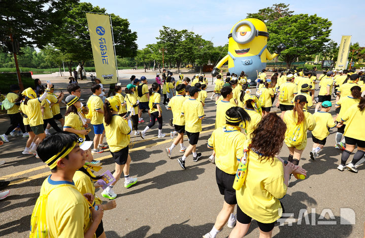 [서울=뉴시스] 황준선 기자 = 15일 오전 서울 마포구 평화의공원에서 열린 미니언즈 런 2025 서울에서 참가자들이 힘차게 달리고 있다. 2025.06.15. hwang@newsis.com