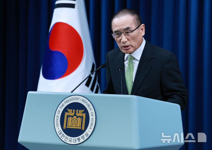 [서울=뉴시스] 고범준 기자 = 위성락 국가안보실장이 15일 서울 용산구 대통령실 브리핑룸에서 G7 정상 외교 관련 브리핑을 하고 있다. 2025.06.15. bjko@newsis.com