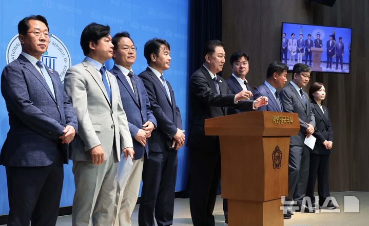 [서울=뉴시스] 조성봉 기자 = 김병기 더불어민주당 원내대표가 15일 오전 서울 여의도 국회 소통관에서 원내대표단 발표 기자회견을 하고 있다. 왼쪽부터 문금주 대변인, 김현정 대변인, 허영 정책수석, 문진석 운영수석, 김 원내대표, 박상혁 소통수석, 이기헌 비서실장, 김남근 민생부대표. 백승아 대변인. 2025.06.15. suncho21@newsis.com 
