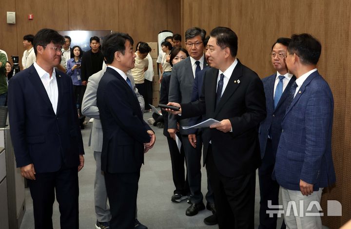 [서울=뉴시스] 조성봉 기자 = 김병기 더불어민주당 원내대표가 15일 오전 서울 여의도 국회 소통관에서 원내대표단 발표 기자회견을 하기전 참석자들과 대화를 하고 있다. 2025.06.15. suncho21@newsis.com