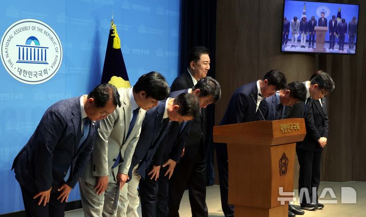 [서울=뉴시스] 조성봉 기자 = 김병기 더불어민주당 원내대표와 원내대표단이 15일 오전 서울 여의도 국회 소통관에서 원내대표단 발표 기자회견을 마치고 인사를 하고 있다. 왼쪽부터 문금주 대변인, 김현정 대변인, 허영 정책수석, 문진석 운영수석, 김 원내대표, 박상혁 소통수석, 이기헌 비서실장, 김남근 민생부대표. 백승아 대변인. 2025.06.15. suncho21@newsis.com