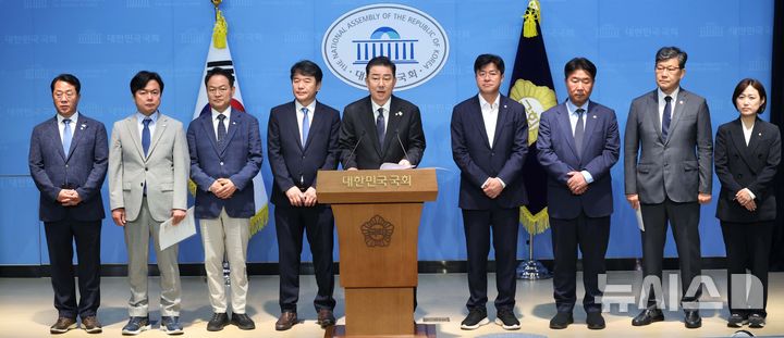 [서울=뉴시스] 조성봉 기자 = 김병기 더불어민주당 원내대표가 15일 오전 서울 여의도 국회 소통관에서 원내대표단 발표 기자회견을 하고 있다. 왼쪽부터 문금주 대변인, 김현정 대변인, 허영 정책수석, 문진석 운영수석, 김 원내대표, 박상혁 소통수석, 이기헌 비서실장, 김남근 민생부대표. 백승아 대변인. 2025.06.15. suncho21@newsis.com 