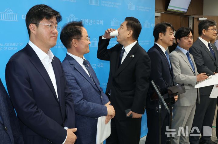 [서울=뉴시스] 조성봉 기자 = 김병기 더불어민주당 원내대표가 15일 오전 서울 여의도 국회 소통관에서 원내대표단 발표 기자회견을 마치고 취재진의 질문에 답변하기 전 물을 마시고 있다. 2025.06.15. suncho21@newsis.com