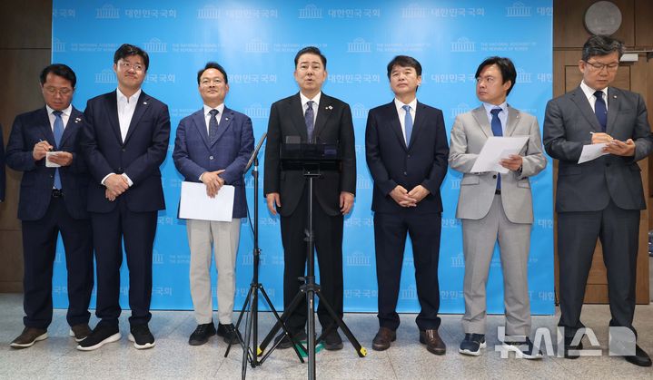 [서울=뉴시스] 조성봉 기자 = 김병기 더불어민주당 원내대표가 15일 오전 서울 여의도 국회 소통관에서 원내대표단 발표 기자회견을 마치고 취재진의 질문에 답변하고 있다. 2025.06.15. suncho21@newsis.com